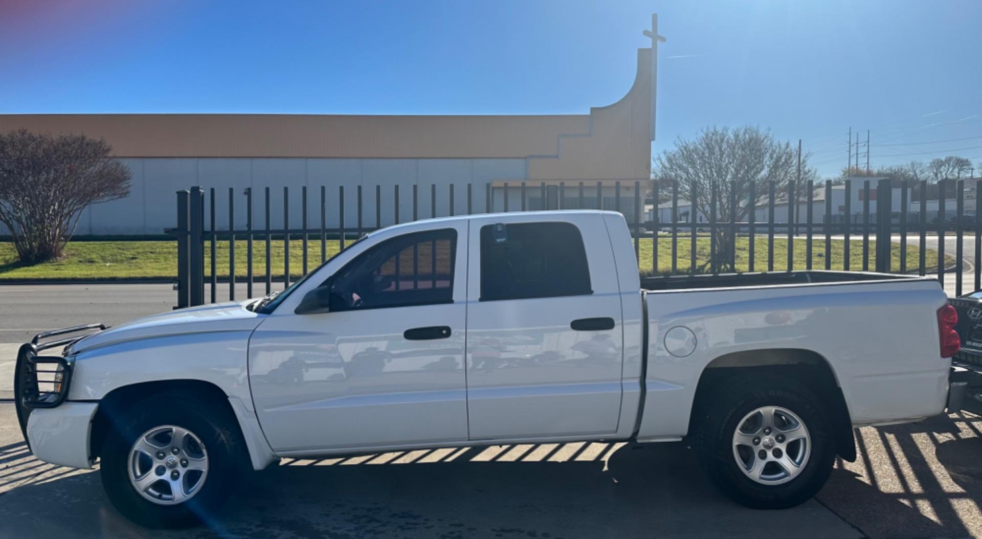 2006 WHITE /GRAY Dodge Dakota (1D7HE48KX6S) , located at 2001 E. Lancaster, Ft. Worth, 76103, (817) 336-7000, 32.746181, -97.301018 - Photo#0